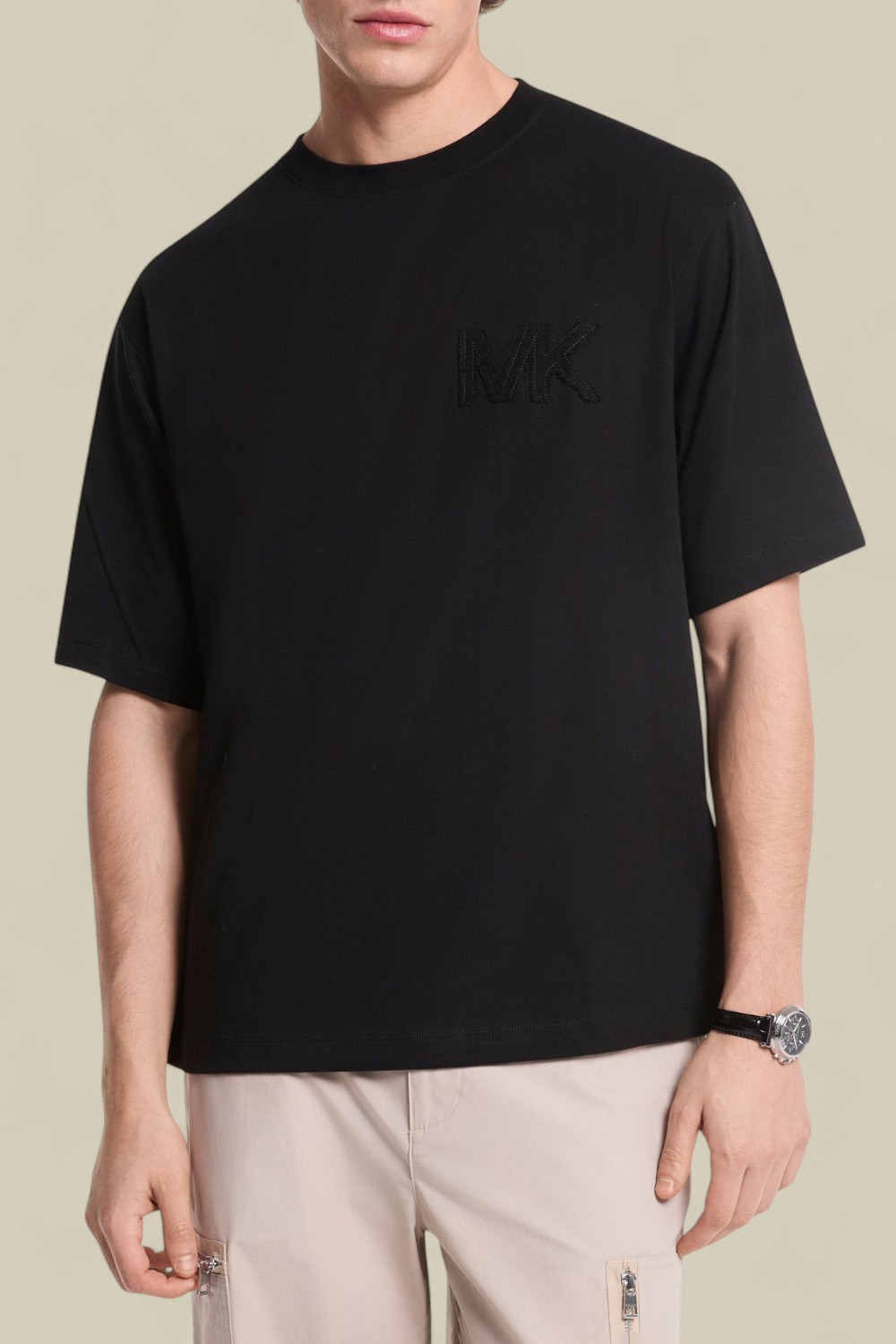 תמונת כל הלוק של חולצת טי עם לוגו פאץ'